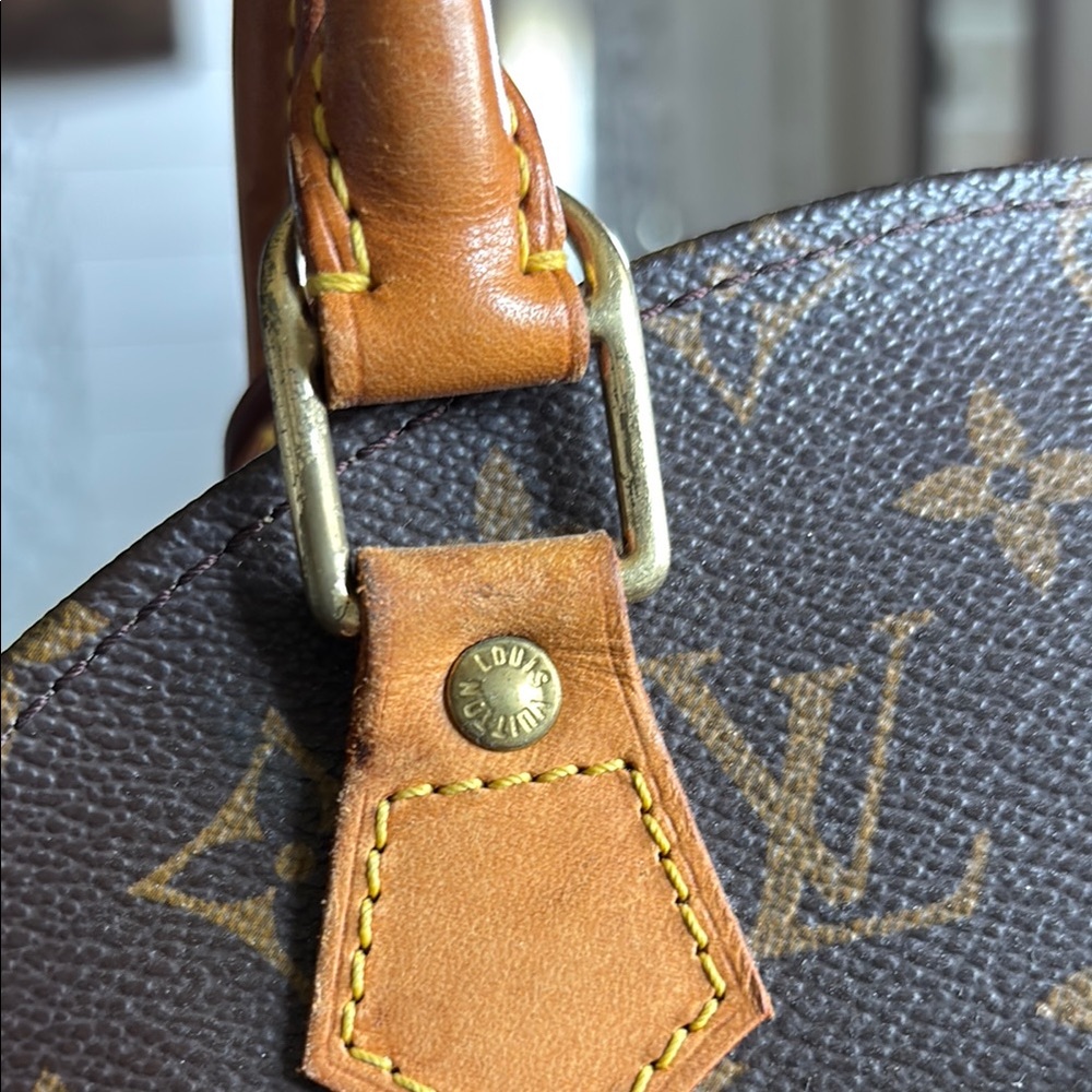 Louis Vuitton Vintage Ellipse Monogram Shoulder Bag with Gold Accents MI1000 - Picture 8 of 16